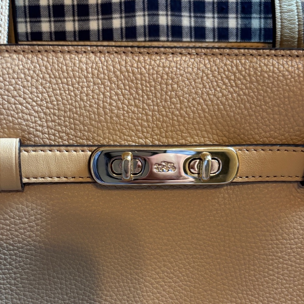 Coach swagger turnlock Tan Pebbled Leather carryall with Gold Hardware - Picture 3 of 16